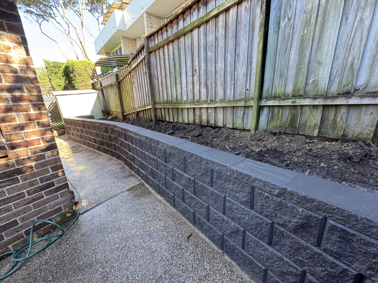 Block retaining wall with capping